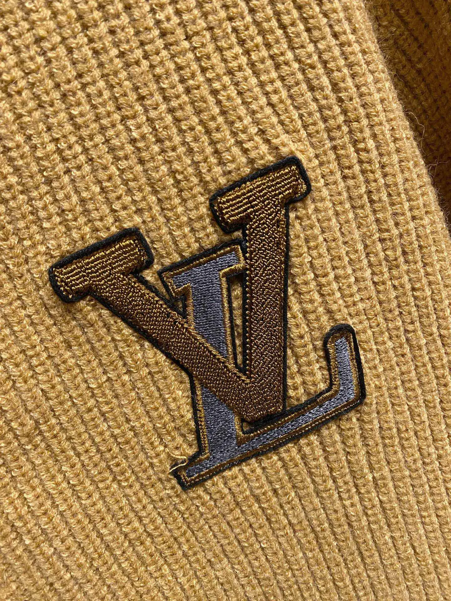 🅿️560 【LV Louis Vuitton】Autumn and winter classic cardigan sweater, in full condition! ! ! Wool blended fabric, the latest model in 2025, golden ratio! ! Slim-fitting soft gold, versatile and practical item, the combination and practicality are extremely powerful, simple and elegant, and classy! To create your own style, it is highly recommended to buy it in two colors. The standard slim fit tailoring process is suitable for both young and old men. It is knitted from wool and will not cause any discomfort! While keeping warm, it is stylish, textured and wearable, and the classic logo with contrasting colors on the chest feels in place! ! Recommended for regular customers! ! Size M-3XL (maximum wear: 190 pounds)